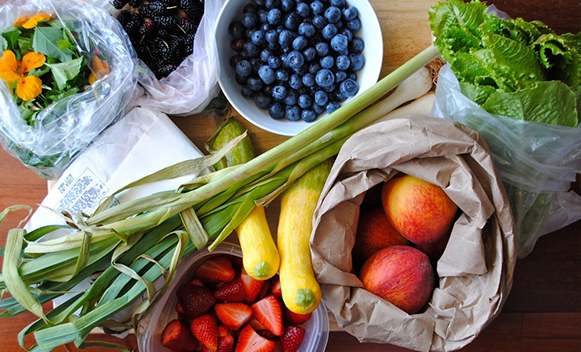 Una tavolozza di frutta e verdura