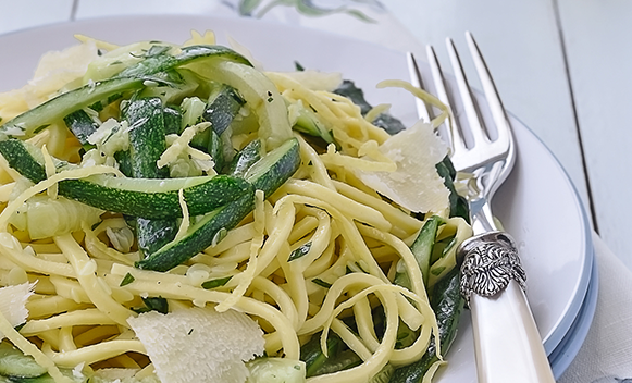 Le tagliatelle con zucchine e limone, sapore e velocità