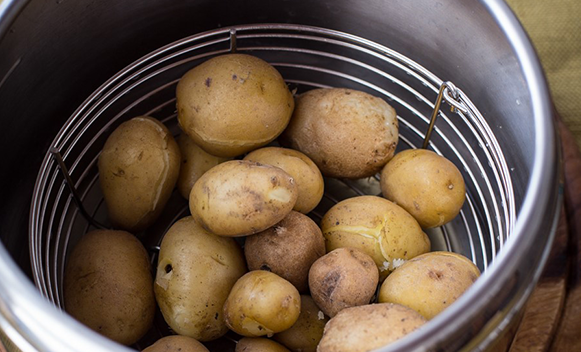 Insalata di patate, baccalà e olive taggiasche in compagnia di Juls' Kitchen