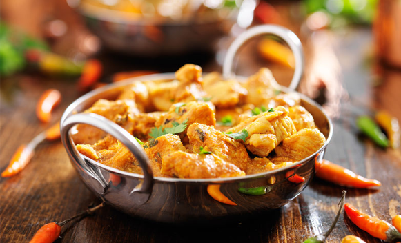Cucinare etnico in pentole d’acciaio: la ricetta del pollo al curry