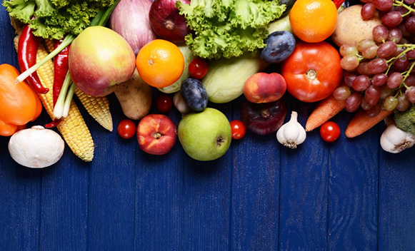 Una tavolozza di frutta e verdura